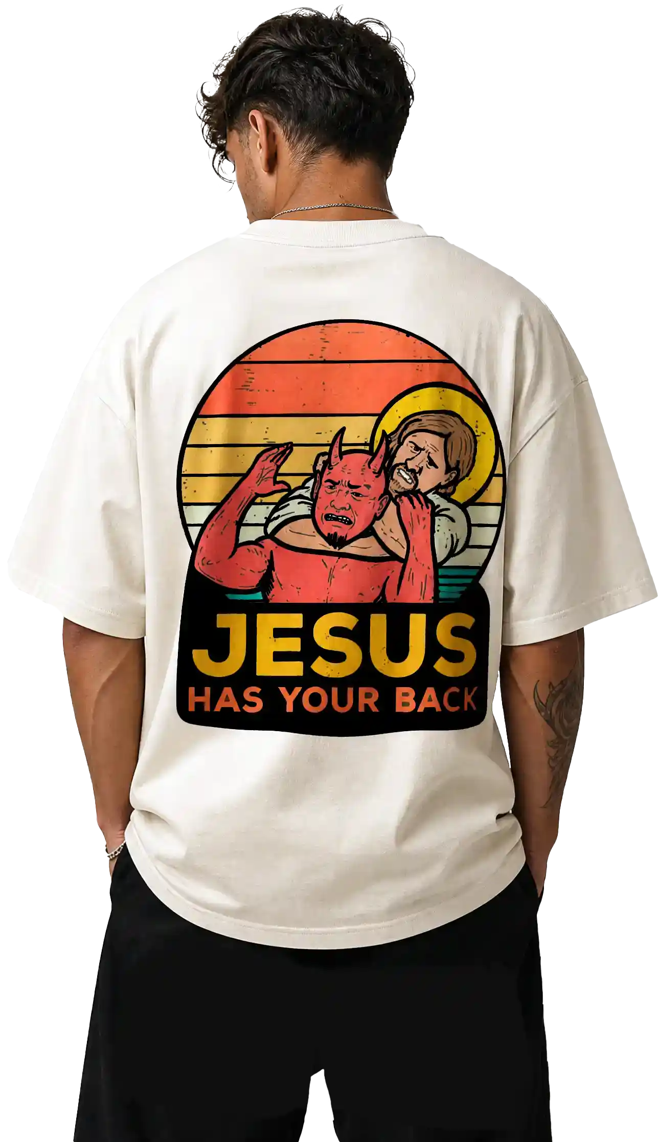 Modelo vestindo camiseta oversized